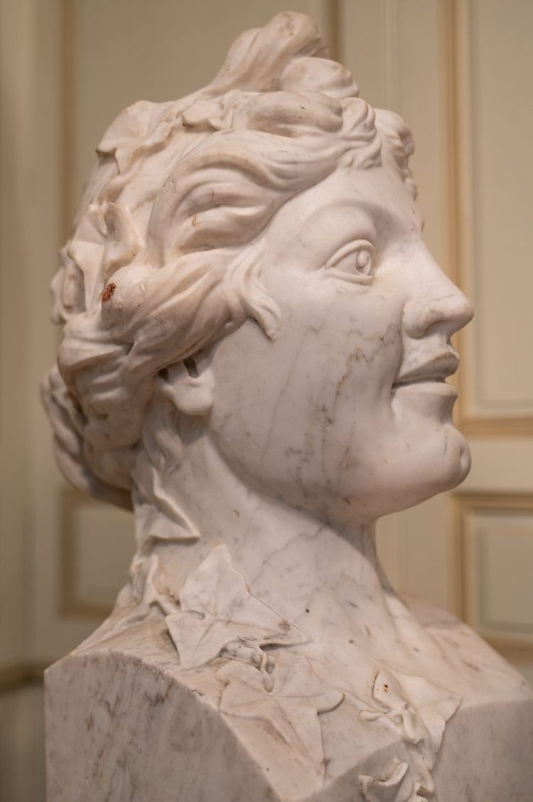 Grande busto in marmo di Carrara "La ragazza con lo chignon".