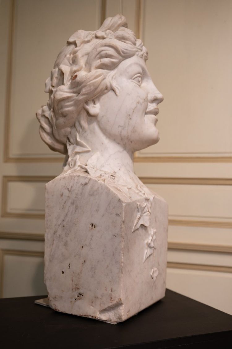 Grande busto in marmo di Carrara "La ragazza con lo chignon".
