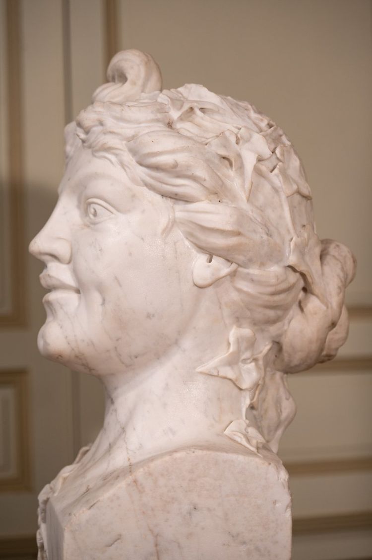 Grande busto in marmo di Carrara "La ragazza con lo chignon".