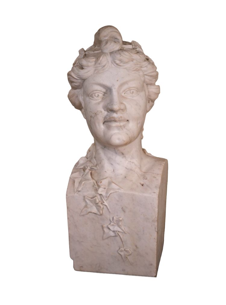 Grande busto in marmo di Carrara "La ragazza con lo chignon".