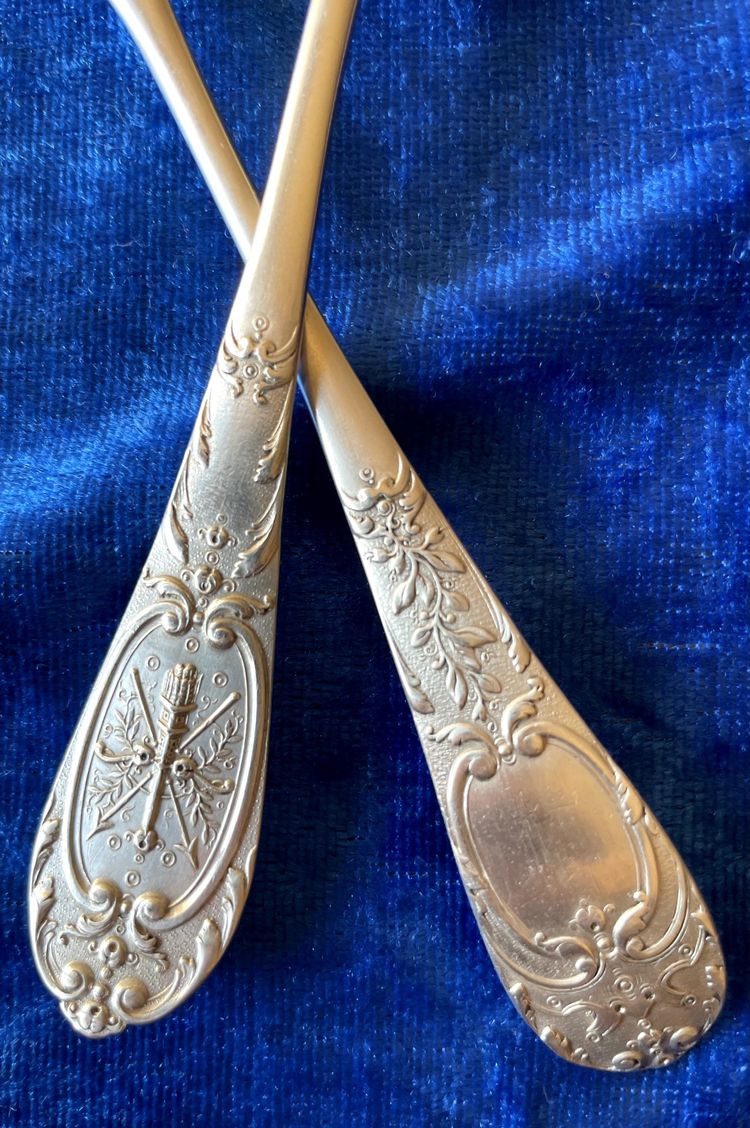 Cutlery for entremets.