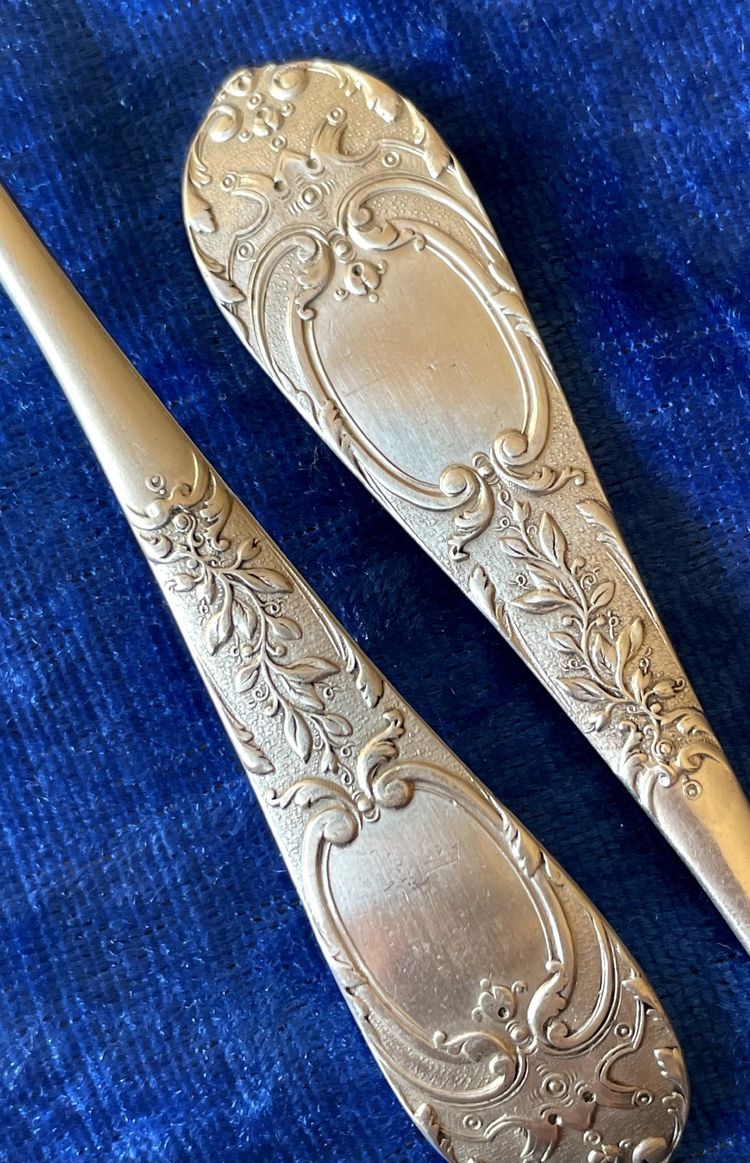 Cutlery for entremets.