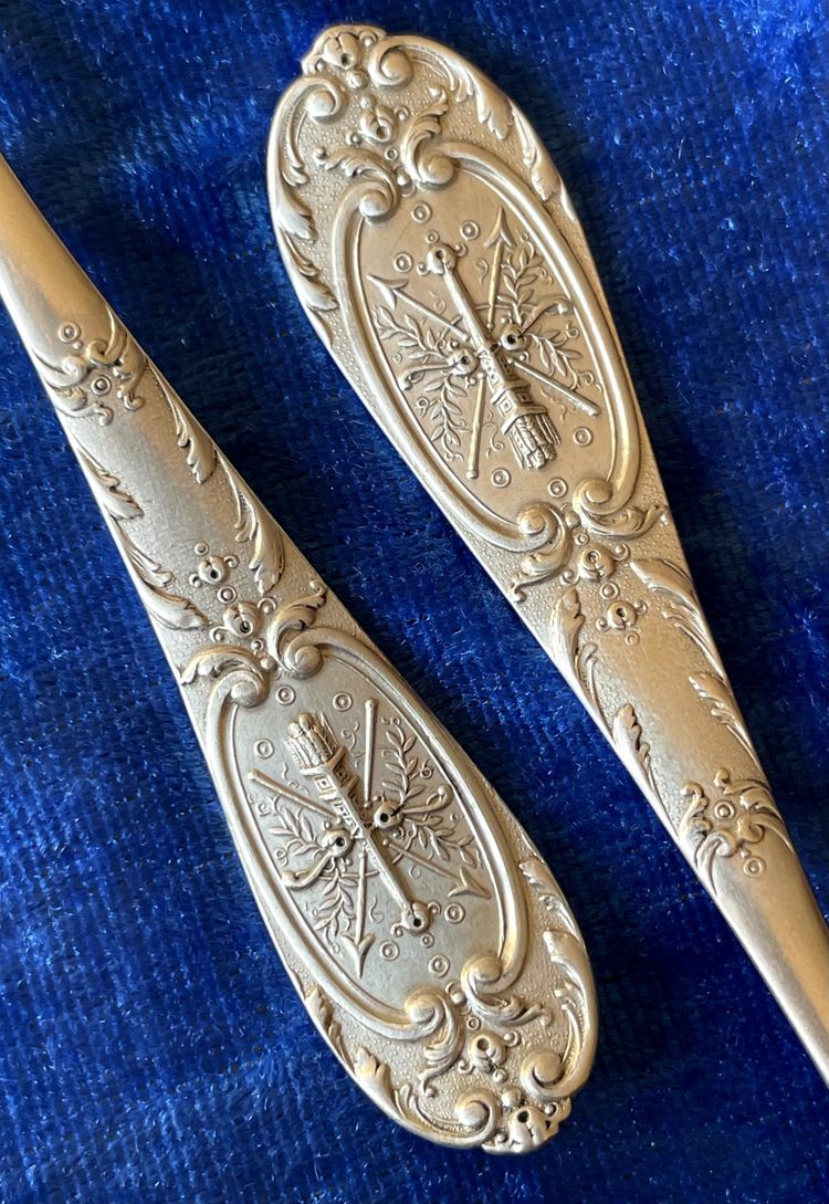 Cutlery for entremets.