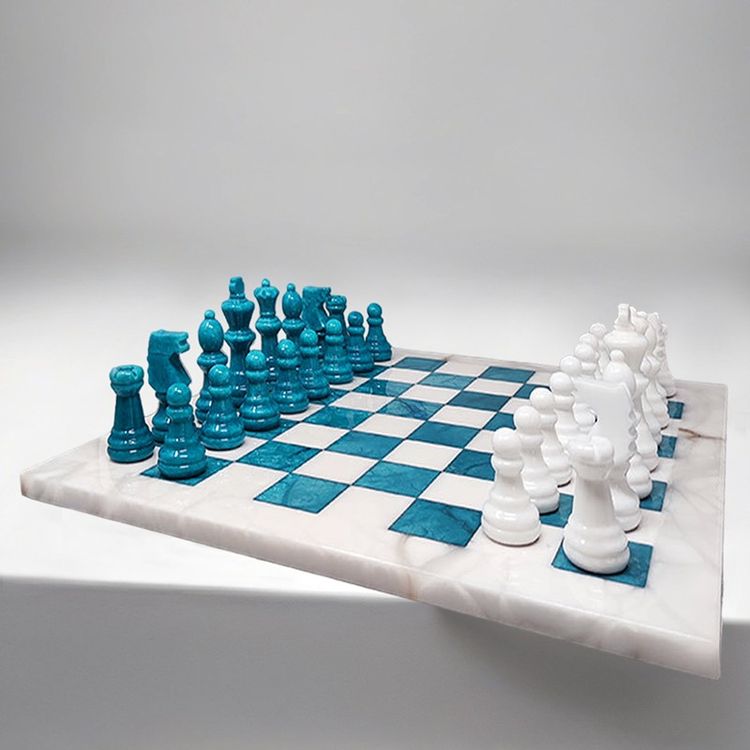 1970s Gorgeous Turquoise and White Chess Set in Volterra Alabaster Handmade Made in Italy (Jeu d'échecs turquoise et blanc en albâtre de Volterra fait à la main)