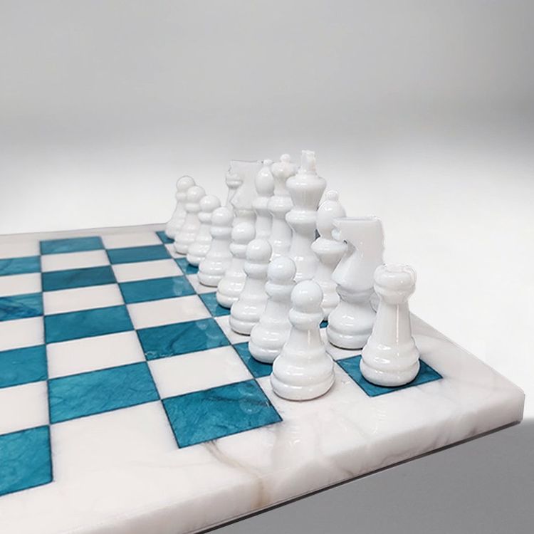 1970s Gorgeous Turquoise and White Chess Set in Volterra Alabaster Handmade Made in Italy (Jeu d'échecs turquoise et blanc en albâtre de Volterra fait à la main)