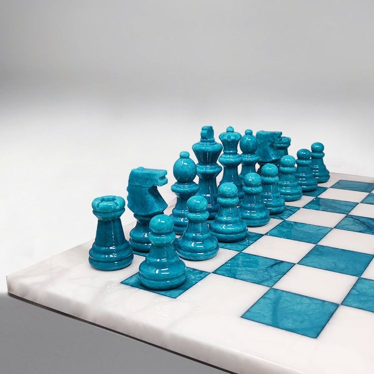 1970s Gorgeous Turquoise and White Chess Set in Volterra Alabaster Handmade Made in Italy (Jeu d'échecs turquoise et blanc en albâtre de Volterra fait à la main)