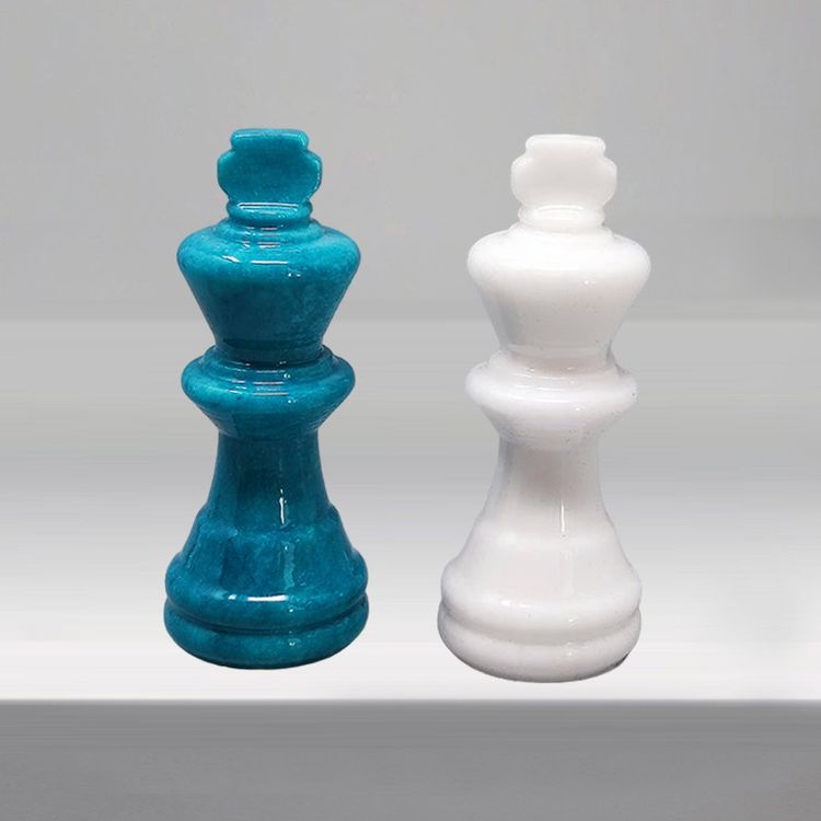 1970s Gorgeous Turquoise and White Chess Set in Volterra Alabaster Handmade Made in Italy (Jeu d'échecs turquoise et blanc en albâtre de Volterra fait à la main)