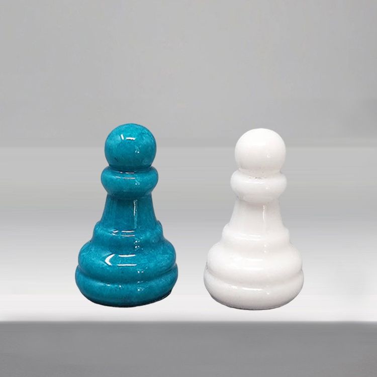 1970s Gorgeous Turquoise and White Chess Set in Volterra Alabaster Handmade Made in Italy (Jeu d'échecs turquoise et blanc en albâtre de Volterra fait à la main)