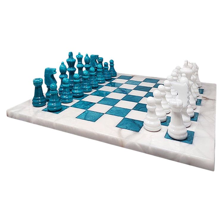 1970s Gorgeous Turquoise and White Chess Set in Volterra Alabaster Handmade Made in Italy (Jeu d'échecs turquoise et blanc en albâtre de Volterra fait à la main)