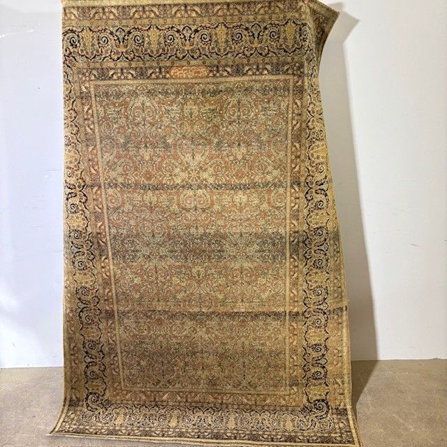 Tapis persan ancien du 19e siècle de grande qualité. Dimensions 214 x 146 cm