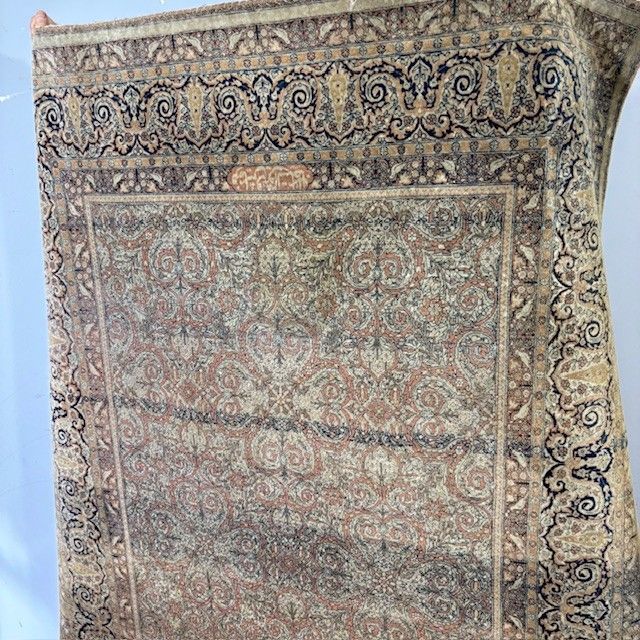 Tapis persan ancien du 19e siècle de grande qualité. Dimensions 214 x 146 cm
