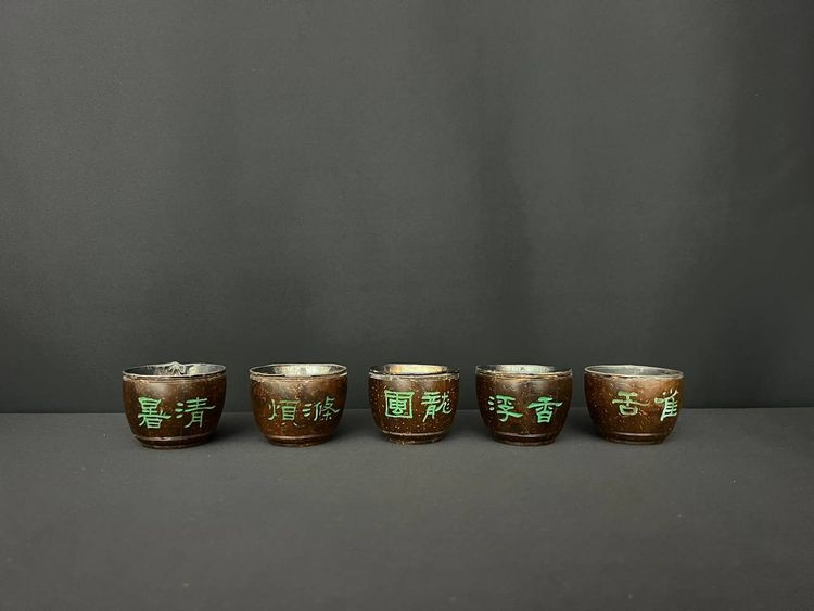 Service à thé chinois ancien en coco et argent, avec plateau en bois sculpté