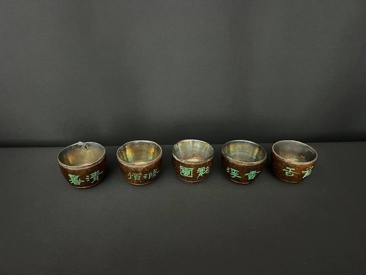 Service à thé chinois ancien en coco et argent, avec plateau en bois sculpté