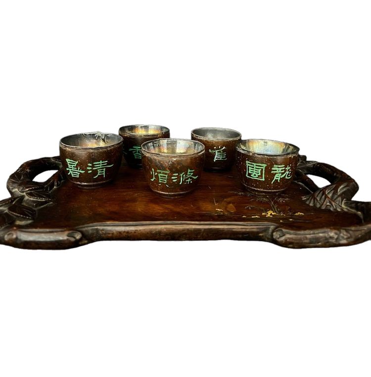 Service à thé chinois ancien en coco et argent, avec plateau en bois sculpté