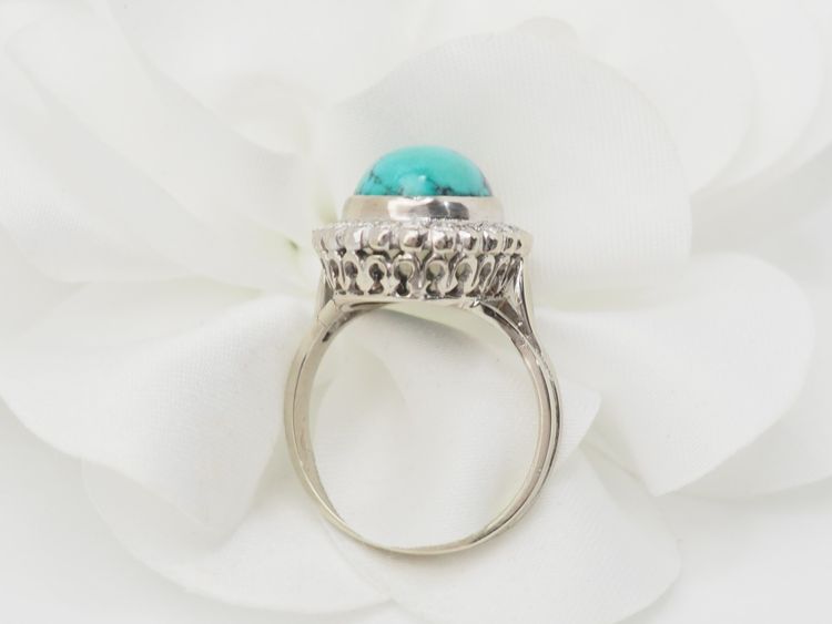 Anello con contorno in oro bianco, diamanti e turchese cabochon