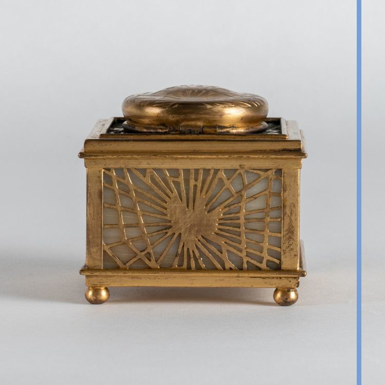Tiffany Studios, encrier en opaline et laiton doré, XXe