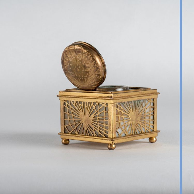 Tiffany Studios, encrier en opaline et laiton doré, XXe
