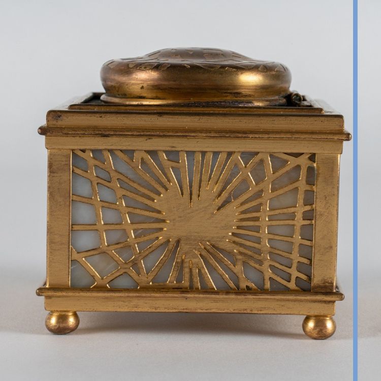 Tiffany Studios, encrier en opaline et laiton doré, XXe