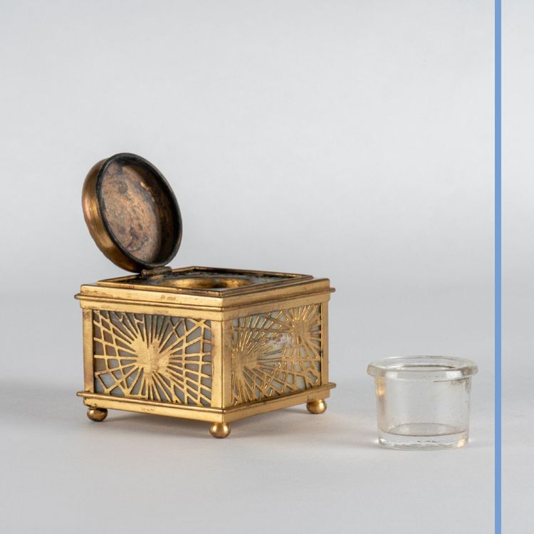 Tiffany Studios, encrier en opaline et laiton doré, XXe