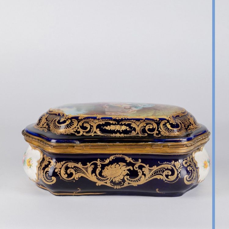 Sèvres Manufactory, porcelain casket embellished with gold, 19th century