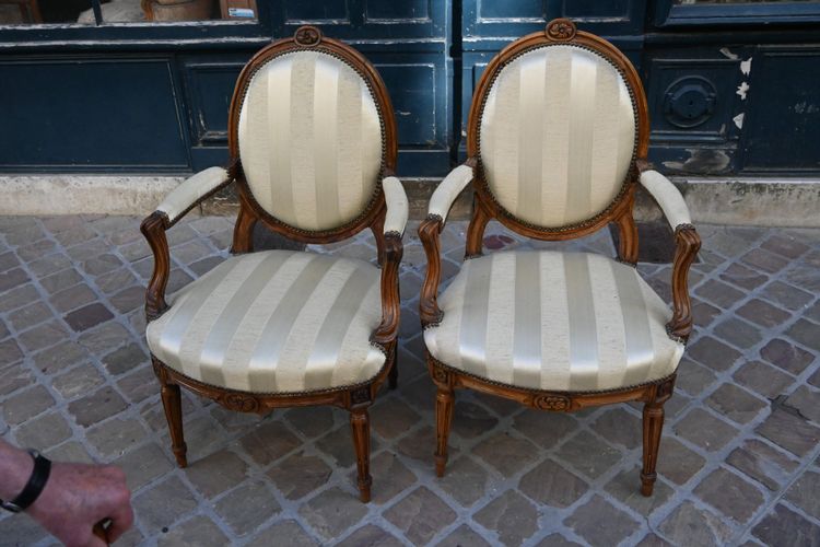 Paire de fauteuils à la Reine .Transition estampillés de Geny  XVIII