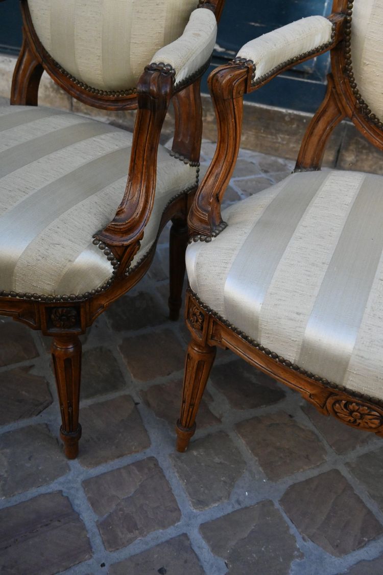 Paire de fauteuils à la Reine .Transition estampillés de Geny  XVIII