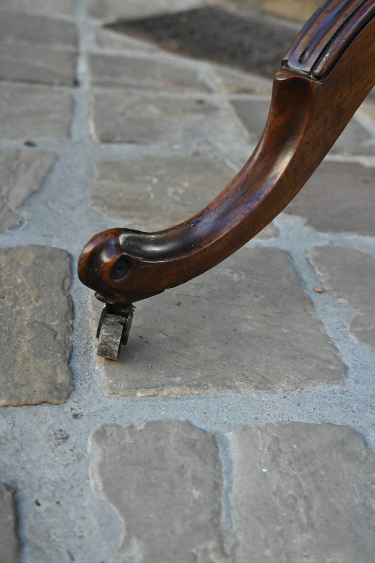 Tavolo con piedistallo in mogano con timbro Canabas fine XVIII secolo