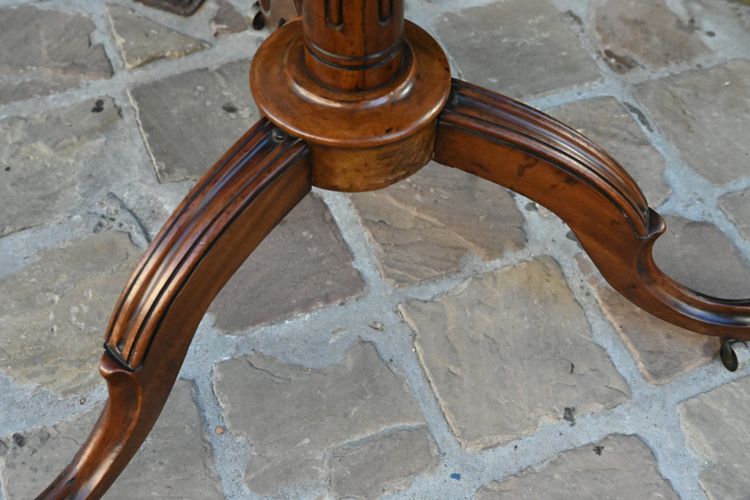 Tavolo con piedistallo in mogano con timbro Canabas fine XVIII secolo