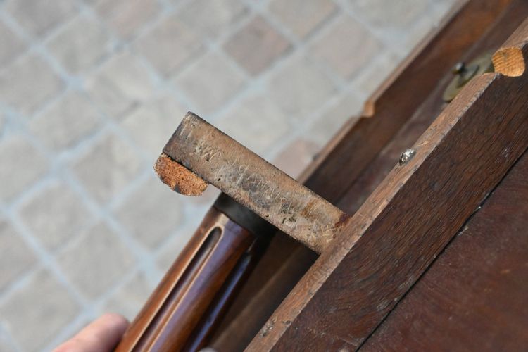Tavolo con piedistallo in mogano con timbro Canabas fine XVIII secolo