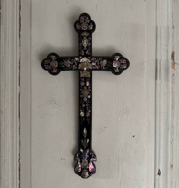 Indochina-Holzkreuz mit Perlmutteinlagen aus dem frühen 20. Jahrhundert