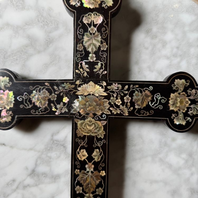 Indochina-Holzkreuz mit Perlmutteinlagen aus dem frühen 20. Jahrhundert