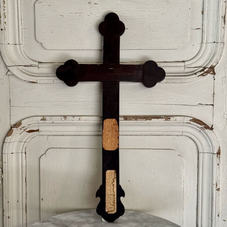 Indochina-Holzkreuz mit Perlmutteinlagen aus dem frühen 20. Jahrhundert