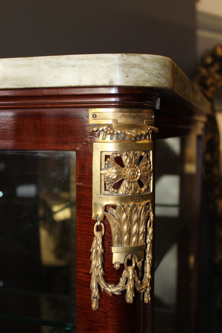 Vetrina in mogano e intarsio, fine XIX secolo
