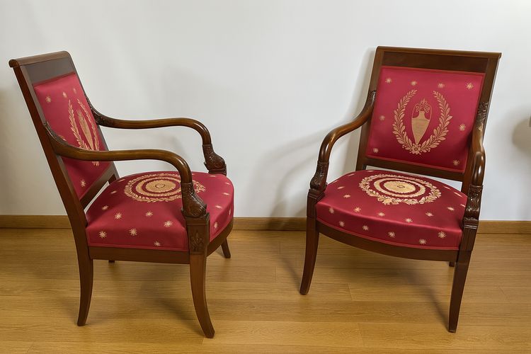 Paire de Fauteuils Empire en Acajou sculpté – Tissu brodé cramoisi – Début XIXe siècle
