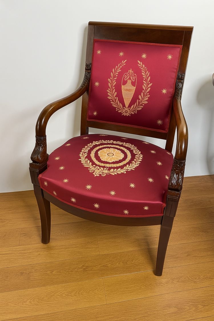 Paire de Fauteuils Empire en Acajou sculpté – Tissu brodé cramoisi – Début XIXe siècle
