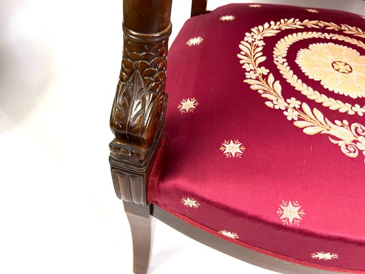 Paire de Fauteuils Empire en Acajou sculpté – Tissu brodé cramoisi – Début XIXe siècle