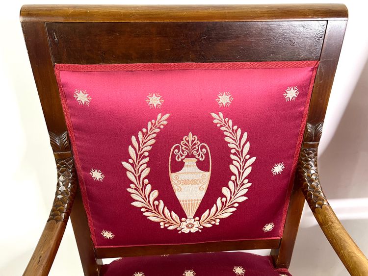 Paire de Fauteuils Empire en Acajou sculpté – Tissu brodé cramoisi – Début XIXe siècle