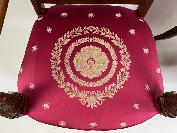Paire de Fauteuils Empire en Acajou sculpté – Tissu brodé cramoisi – Début XIXe siècle