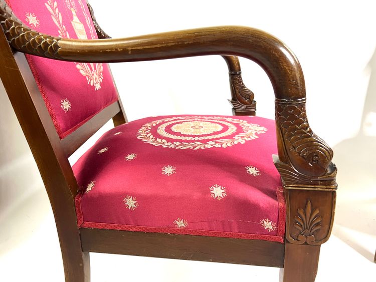 Paire de Fauteuils Empire en Acajou sculpté – Tissu brodé cramoisi – Début XIXe siècle