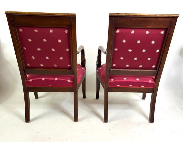 Paire de Fauteuils Empire en Acajou sculpté – Tissu brodé cramoisi – Début XIXe siècle