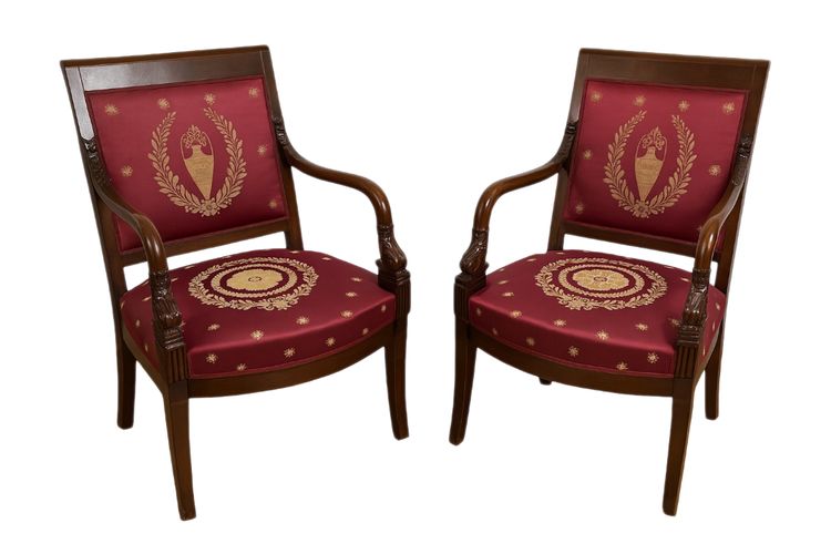 Paire de Fauteuils Empire en Acajou sculpté – Tissu brodé cramoisi – Début XIXe siècle