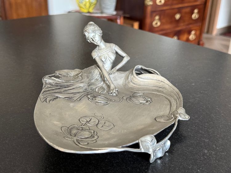 Attractive Art Nouveau-style pewter pocket (or business card tray)