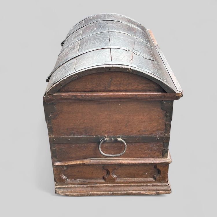 Important Coffre En Chêne à Dessus Bombé à Riche Décor De Fer Forgé époque XVIIème 