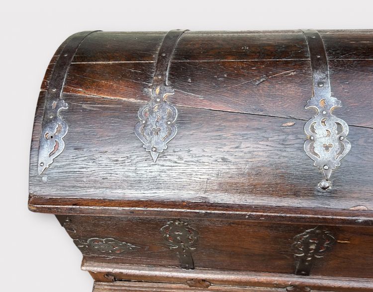 Important Coffre En Chêne à Dessus Bombé à Riche Décor De Fer Forgé époque XVIIème 