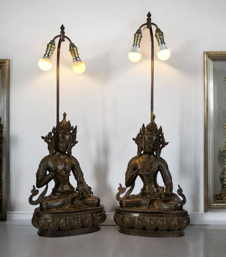 GRANDE PAIRE DE LAMPES EN BRONZE REPRÉSENTANT DES STATUES TIBÉTAINE FIN XIXe