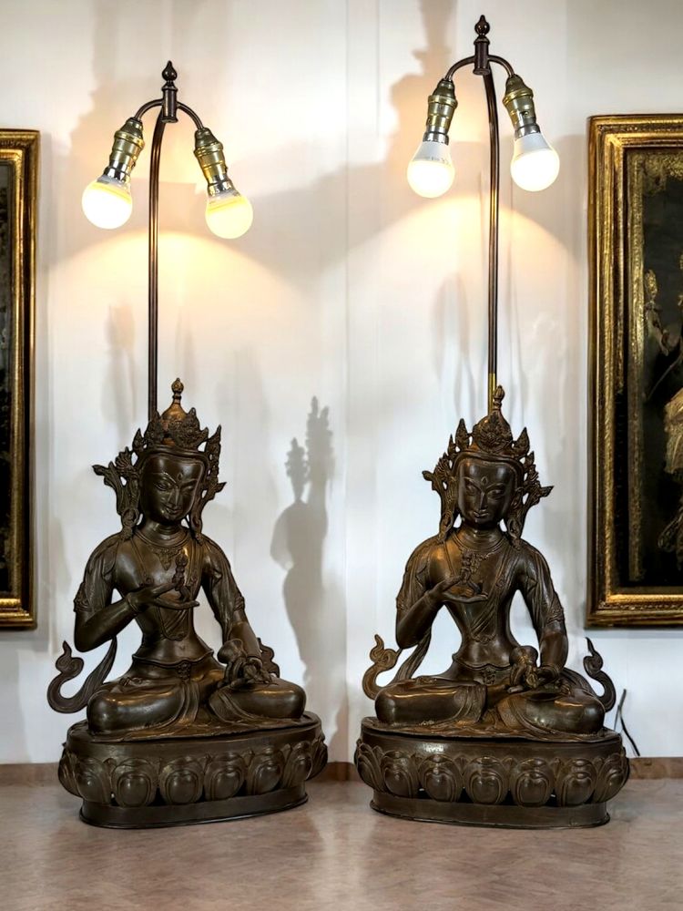 GRANDE PAIRE DE LAMPES EN BRONZE REPRÉSENTANT DES STATUES TIBÉTAINE FIN XIXe
