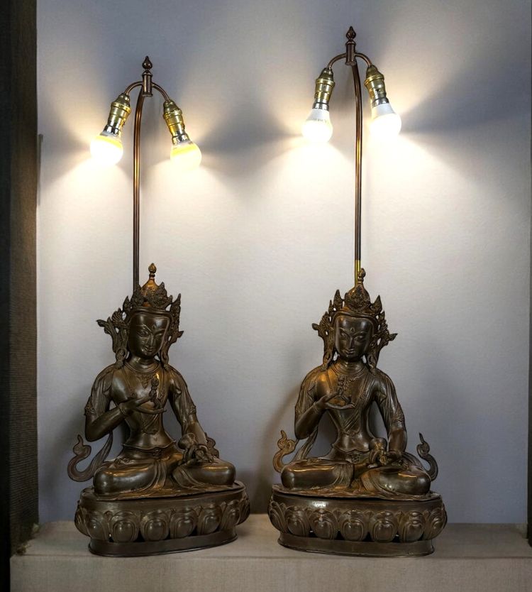 GRANDE PAIRE DE LAMPES EN BRONZE REPRÉSENTANT DES STATUES TIBÉTAINE FIN XIXe