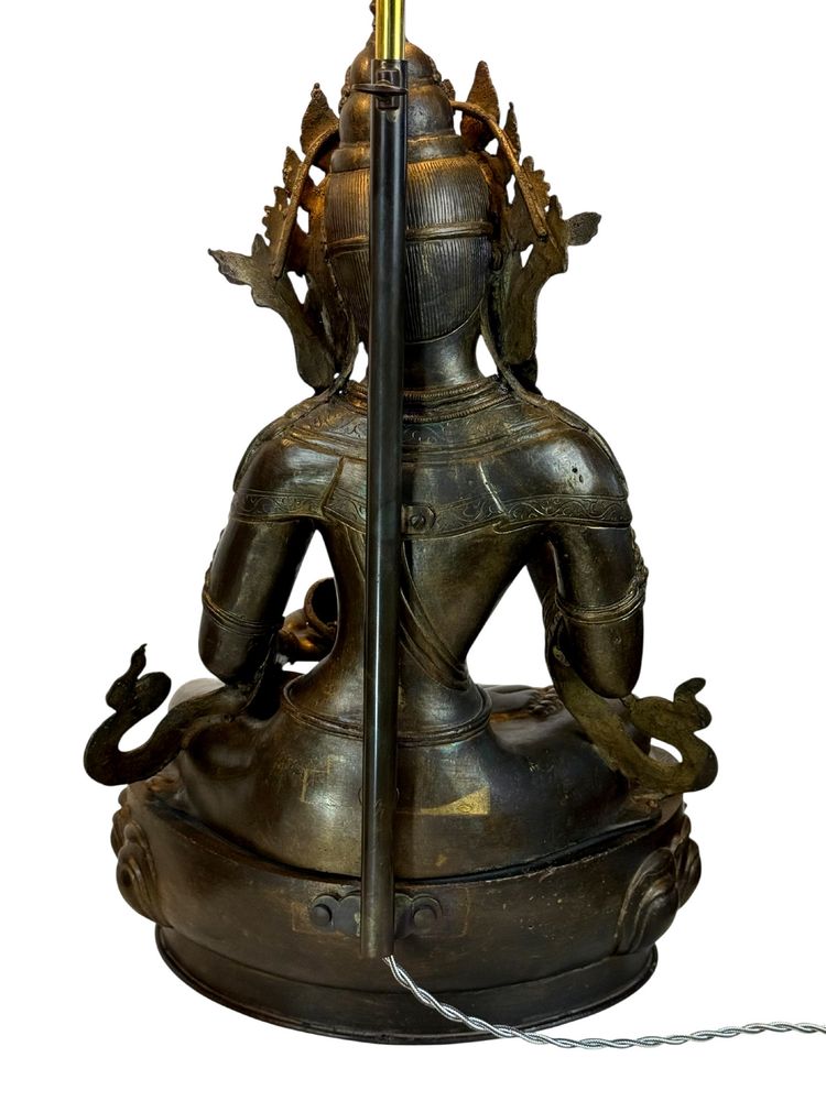 GRANDE PAIRE DE LAMPES EN BRONZE REPRÉSENTANT DES STATUES TIBÉTAINE FIN XIXe