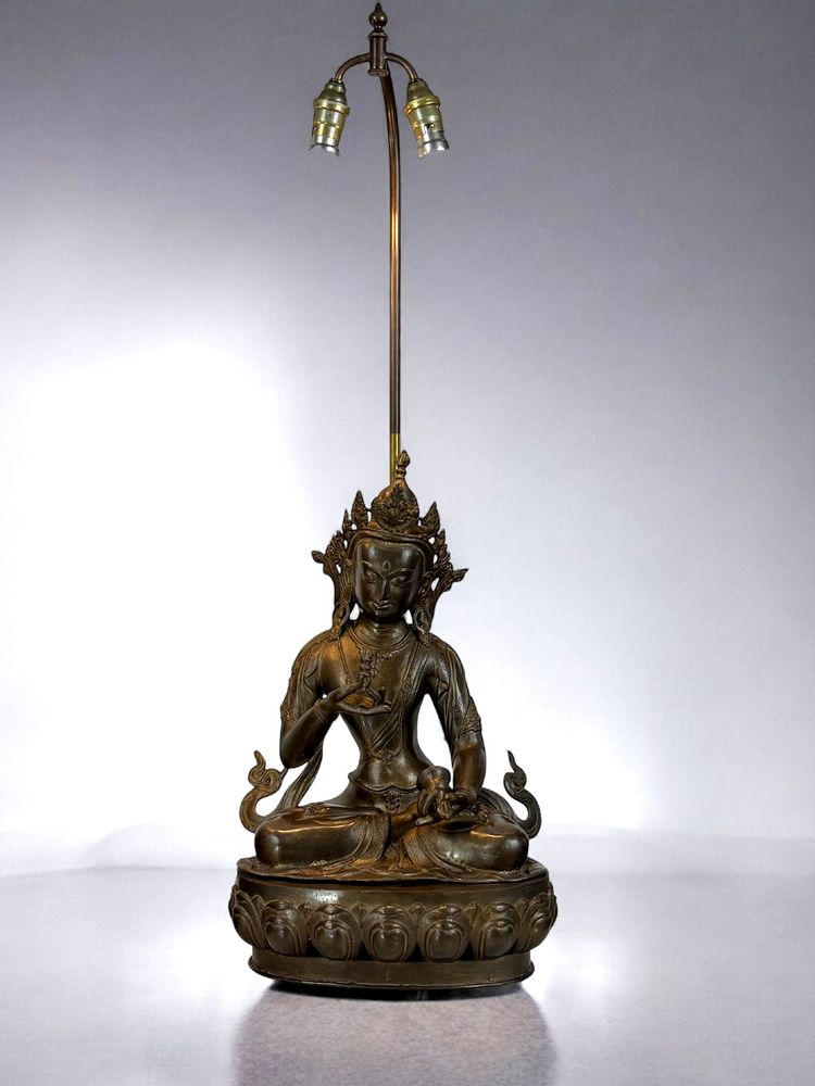 GRANDE PAIRE DE LAMPES EN BRONZE REPRÉSENTANT DES STATUES TIBÉTAINE FIN XIXe