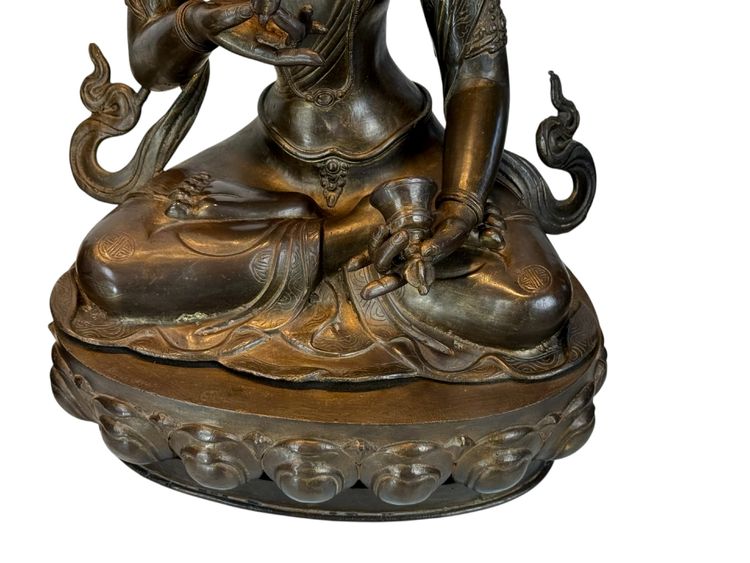 GRANDE PAIRE DE LAMPES EN BRONZE REPRÉSENTANT DES STATUES TIBÉTAINE FIN XIXe